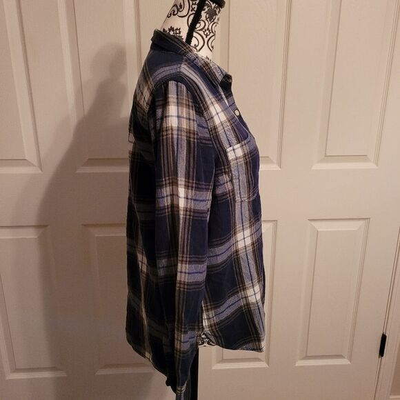 Old Navy woman's plaid button up shirt - Picture 2 of 6